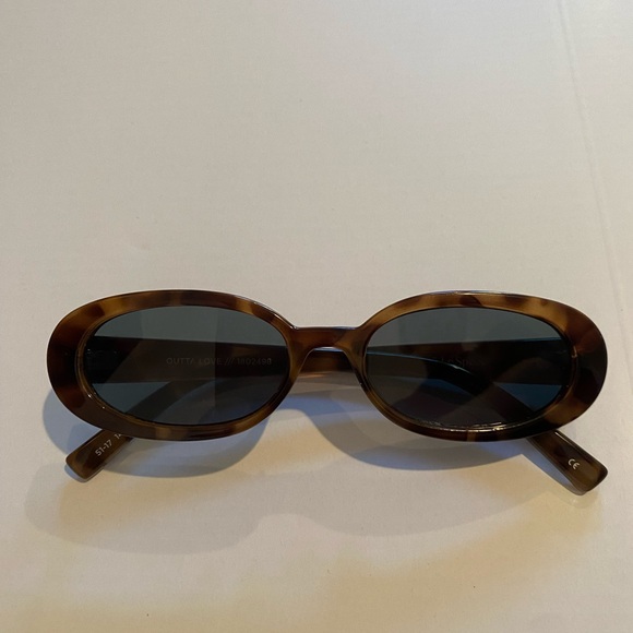 Le Specs Outta Love in Tort & Green - Picture 5 of 6